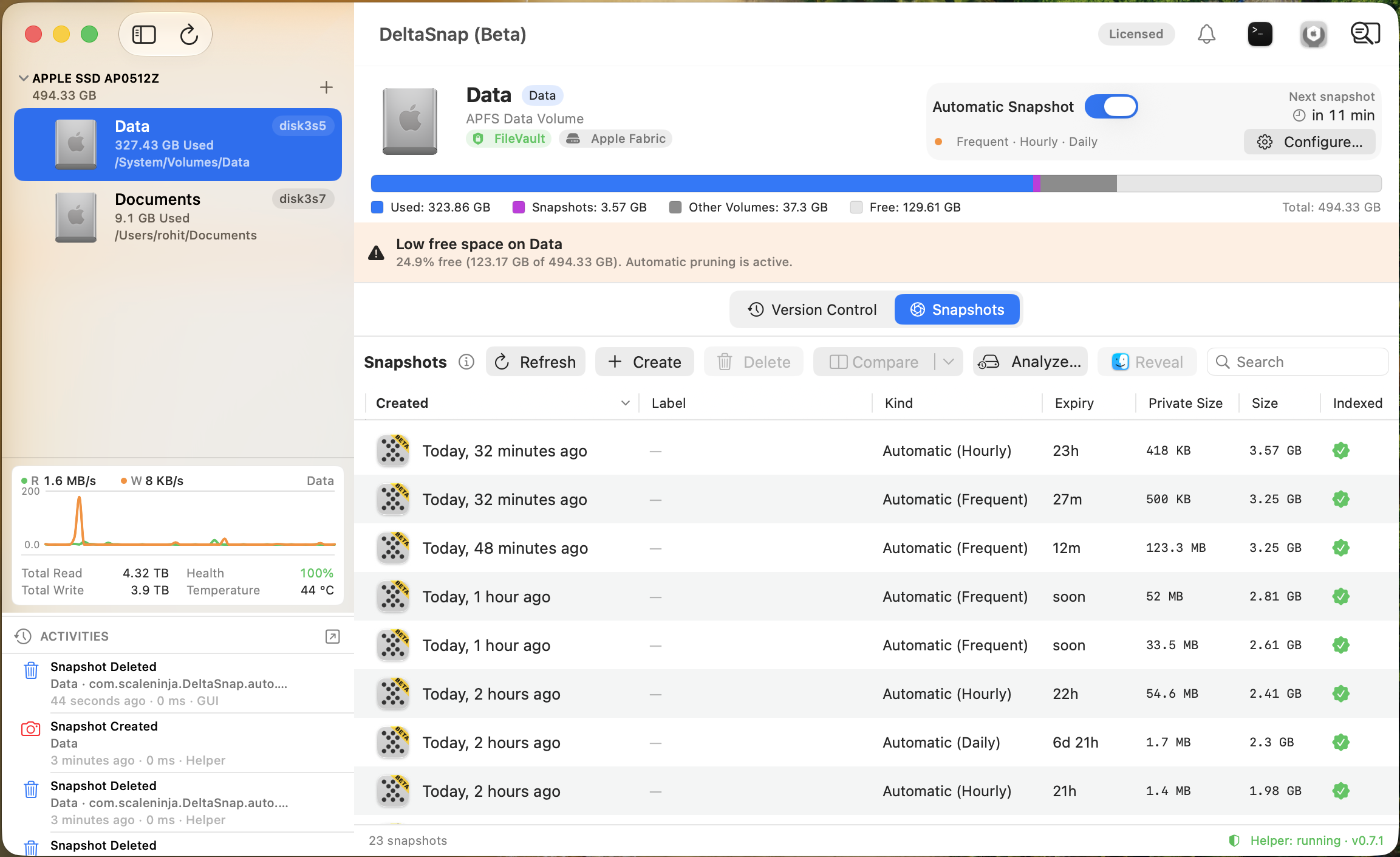 DeltaSnap volume header showing a low free space warning that automatic pruning is active, above a snapshot table with expiry and private size columns.